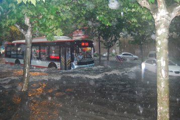 成都暴雨来袭助燃成都租车火焰