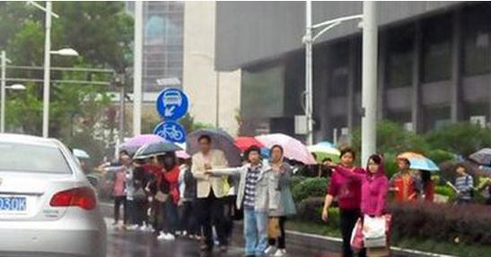 成都暴雨来袭助燃成都租车火焰